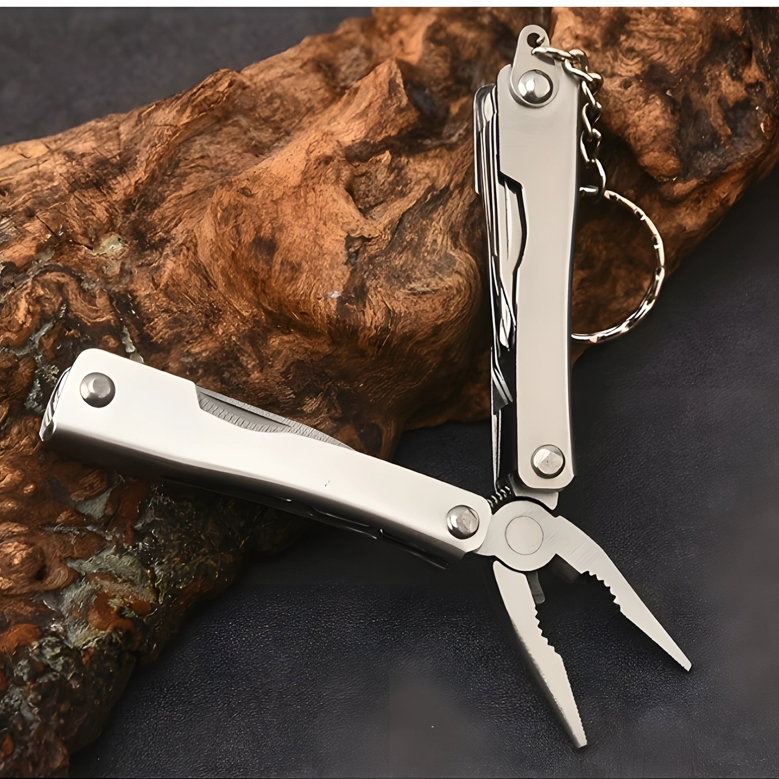 Kompaktes Multifunktions-Tool aus Edelstahl